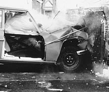 1969-1974: Erste Erprobungen des Airbags im Frontalunfall, 1969. Die Entwicklung des Airbags, der im Gegensatz zum Sicherheitsgurt den Fahrzueginsassen großflächig abstützt und damit das Verletzungsrisiko bei schweren Frontalkollisionen reduziert.